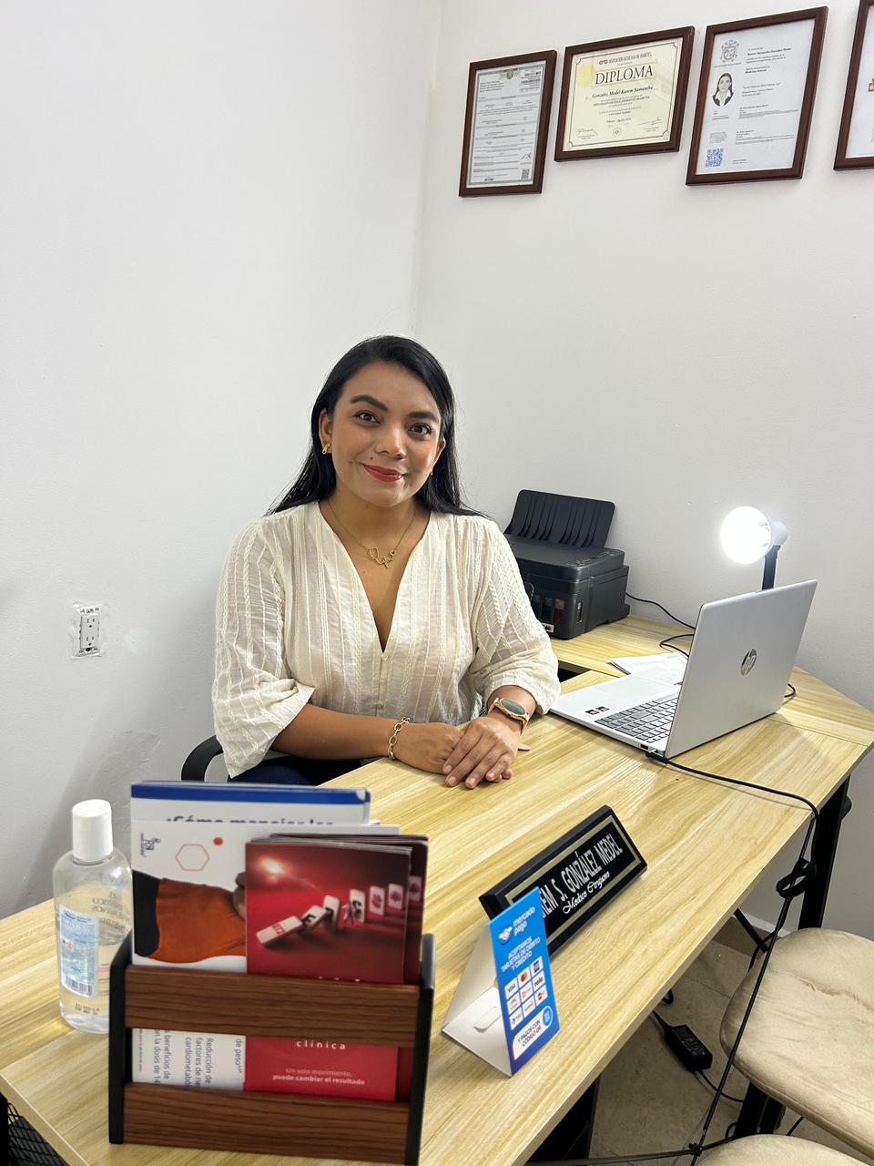 Retrato de la Dra. Karem Samantha Gonzalez Medel, especialista en Medicina Interna en Veracruz